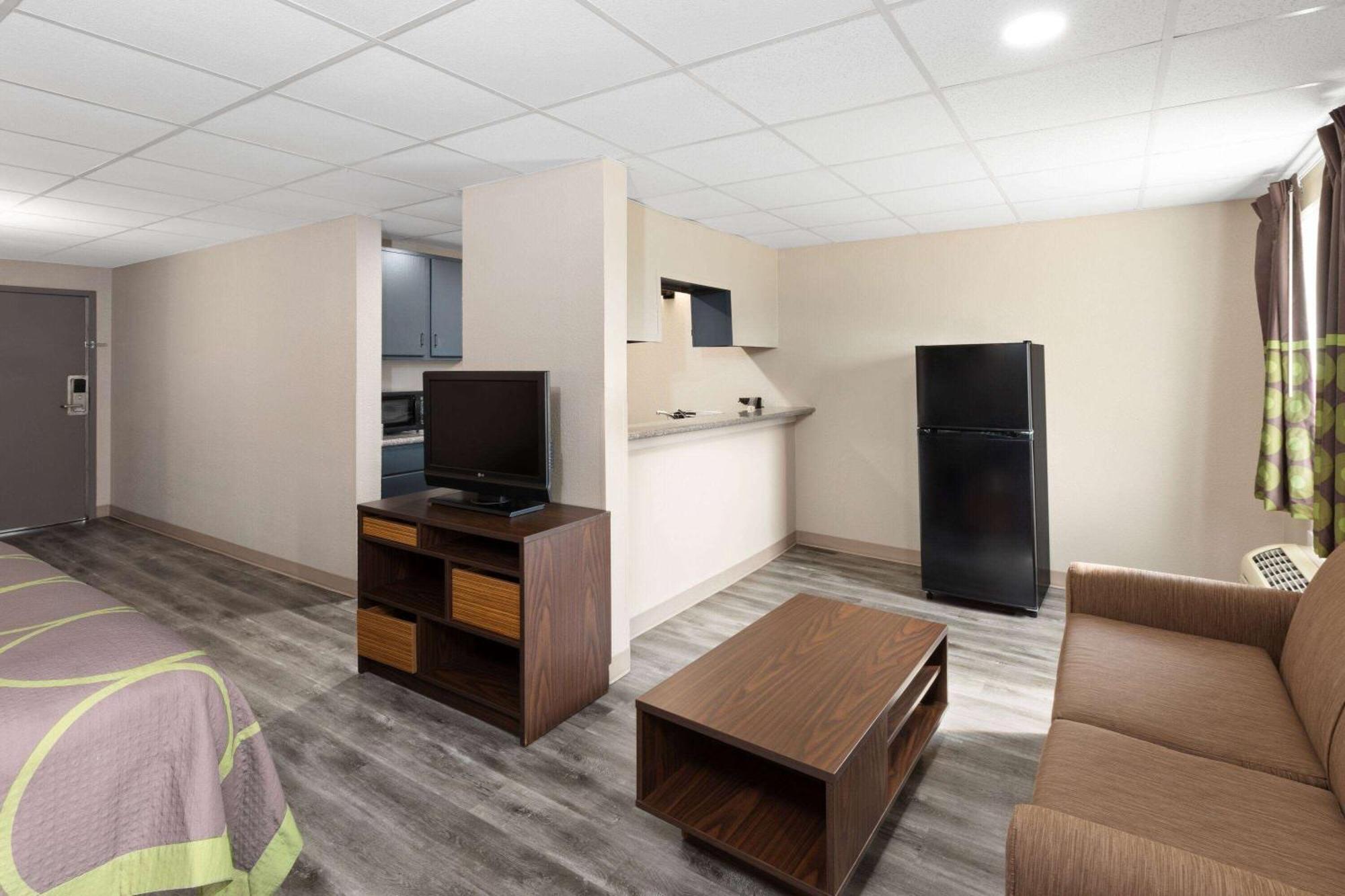 Super 8 By Wyndham Motel